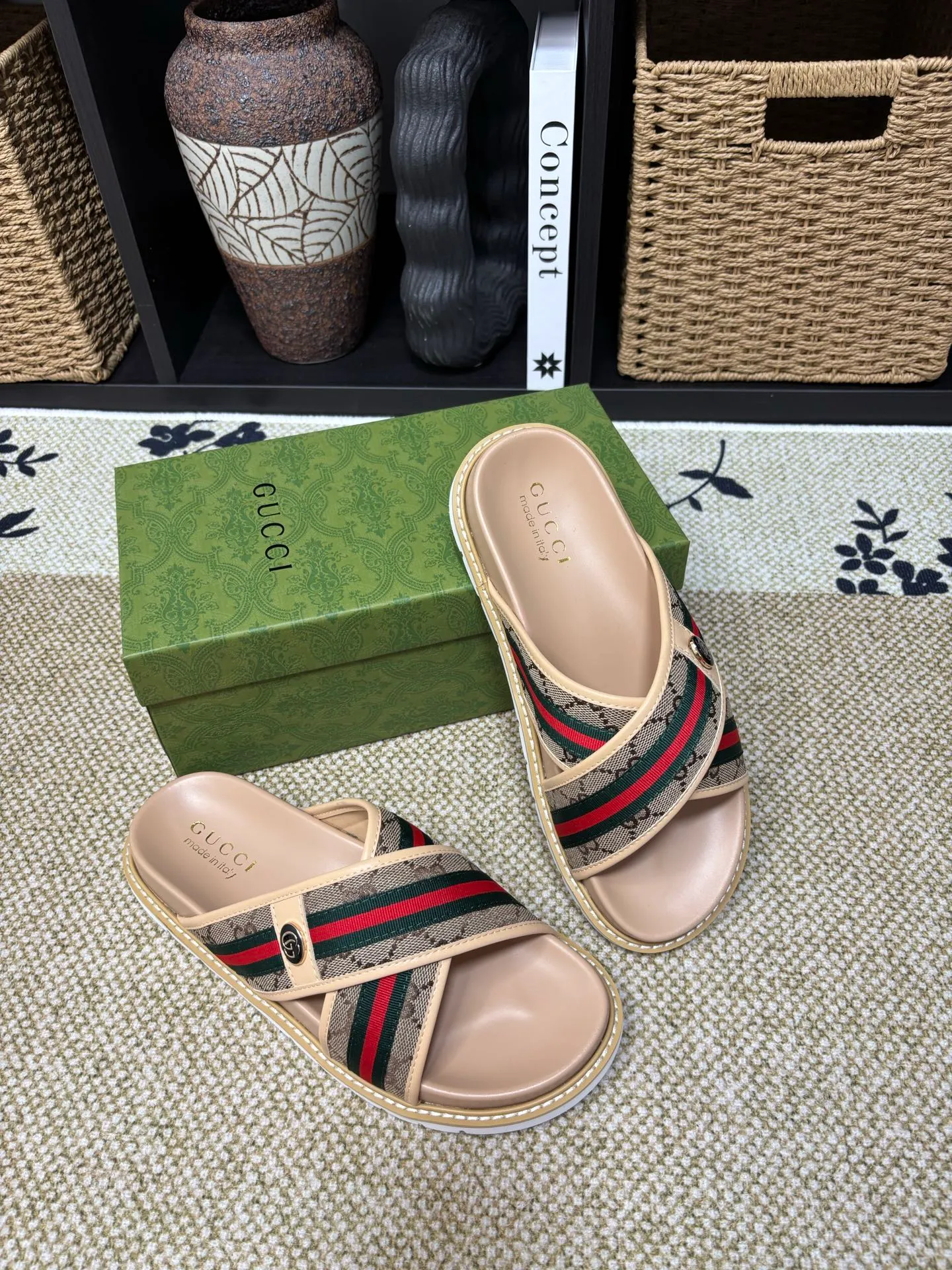 Factory 💰 300 yuan Gucci slippers] high-end men's shoes brand official website 1:1 latest masterpiece: original mold customization, the fabric is made of imported original materials, upgraded outsole, lighter and non-slip. The market's top quality, simple yet tasteful, a must-have for fashionistas, fashionable at your feet, full of confidence, the same style at the counter 👍The season of summer slippers is here. Code: 38-45 (45 customized)